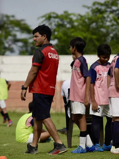 Our certified coach carefully observes players during a match. This constant attention to detail allows us to provide personalized feedback and guide each player's development, ensuring they understand both their strengths and areas for improvement.