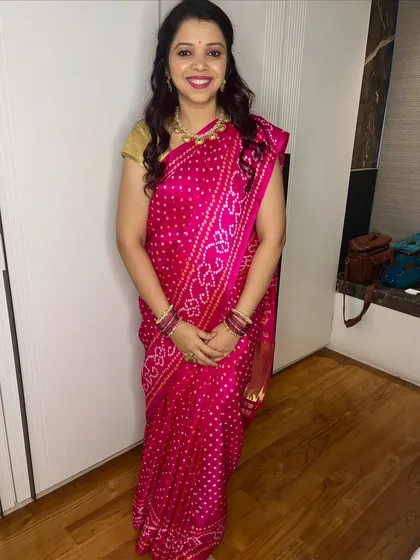 My client Anita was all smiles and ready to welcome Gauri Ganpati. I gave her a fresh, festive look with soft curls and makeup that highlighted her joy and complemented her vibrant Bandhani saree.