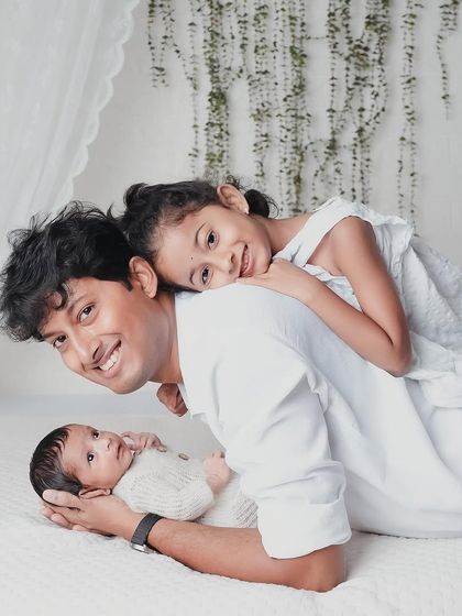 When dad and the babies are absolute posers. It's so wonderful to capture these fun, loving moments with the whole family.