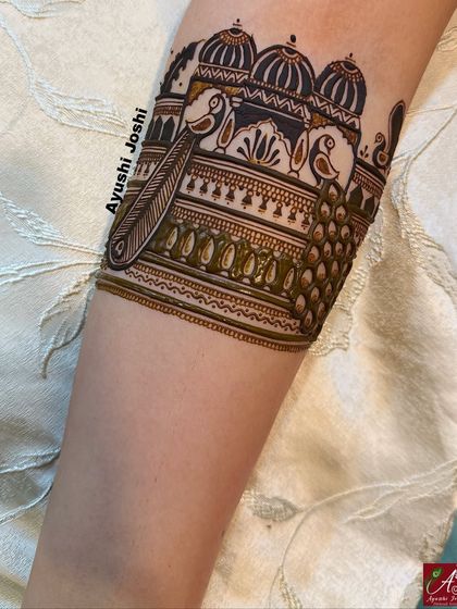 A close-up of an armband from a figure-free design, featuring majestic peacocks in front of a royal palace.