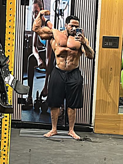 Bitch I'm back. A powerful comeback pose showing a shredded physique.