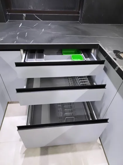 A look inside our deep tandem drawers. We use specialized organizers for cutlery, plates, and cups, ensuring everything has its place. This system provides easy access and keeps your kitchen essentials neatly arranged.