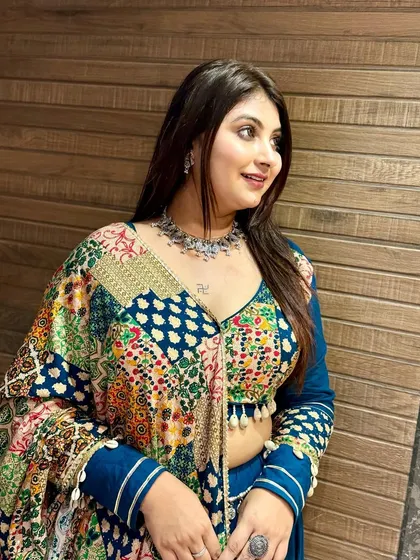A side profile of a beautiful Navratri look. The makeup is kept fresh and clean to let the vibrant colors of the outfit do the talking.
