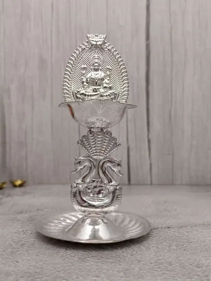 Yeh naye design ka Lakshmi diya hai jismein naagin aur peacock ka design hai. Hum hamesha kuch naya laane ki koshish karte hain, aur yeh diya usi ka ek example hai.