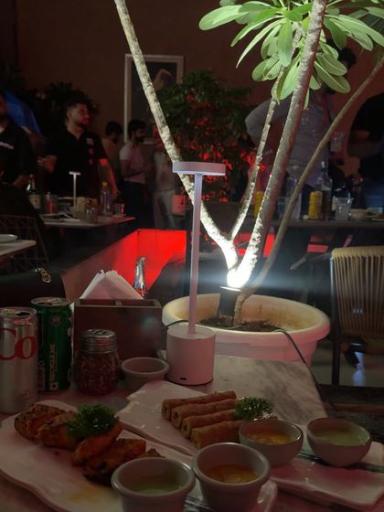 Showcasing the appetizers and the lively outdoor ambiance at Hacha, a great BYOB spot in Gurgaon.