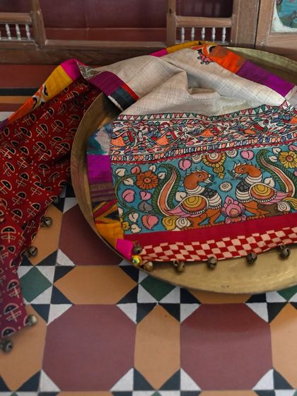 The runner is reversible, with a classic red Kalamkari print on the back, offering two distinct looks in one piece.