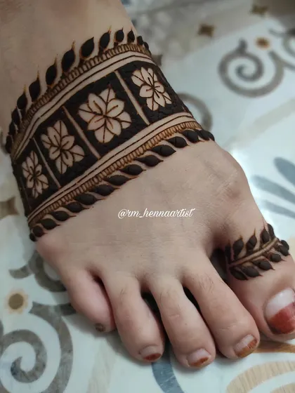 A lovely floral leg band I did for Aayesha. This is a unique and modern way to wear henna on your feet.