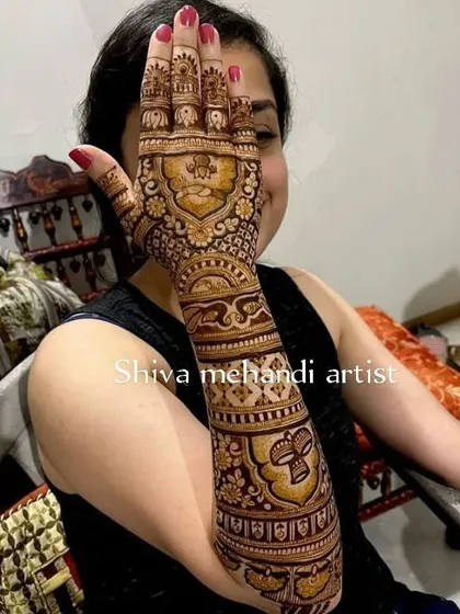 This design for the back of the hand features bold, traditional motifs with beautiful shading and detail.