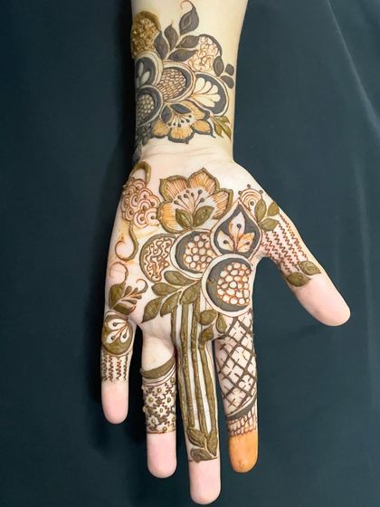 A Doha-inspired pattern with beautiful floral and leaf motifs.