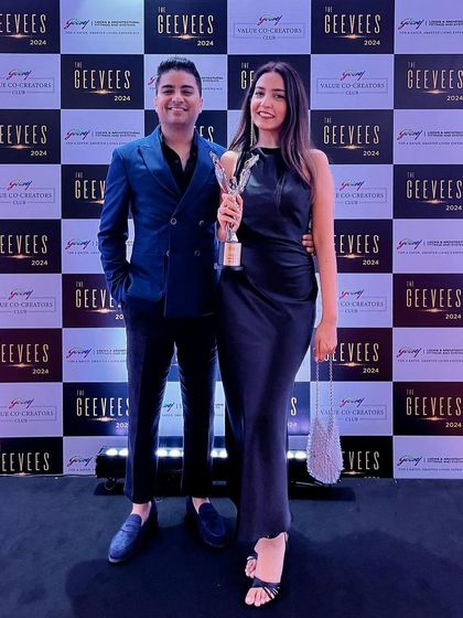 A color version of our photo from the Geeves 2024 awards night. This honor is a perfect validation of our team's passion and commitment.