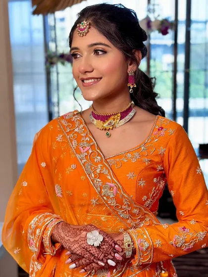 Another beautiful shot of Janvi. The makeup is simple yet elegant, letting her vibrant outfit be the star.