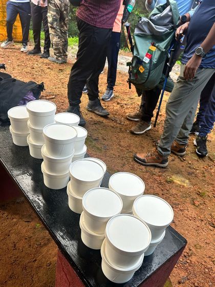 Packed meals ready for distribution to our trekkers. We ensure you get your food without using any banned plastic materials.