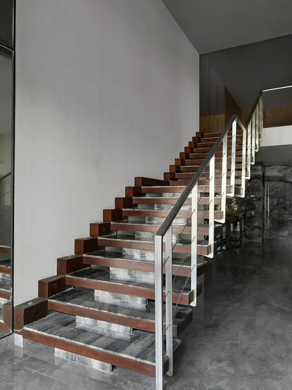 We retained the existing staircase but enhanced it with new lighting and décor to better integrate it into the rejuvenated, sophisticated banquet interior.