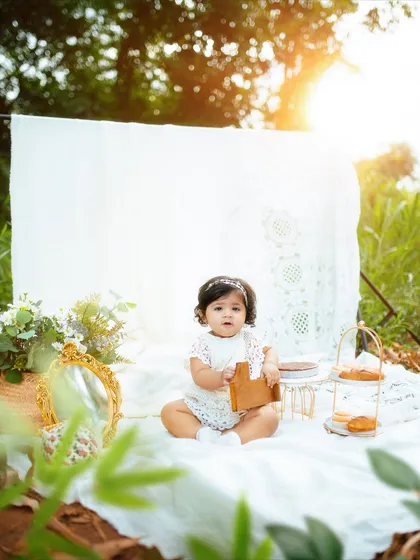 Celebrating a first birthday with a golden hour picnic. These outdoor sessions are so much fun, letting your little one explore while I capture their curious expressions and happy smiles in the warm, dreamy light.