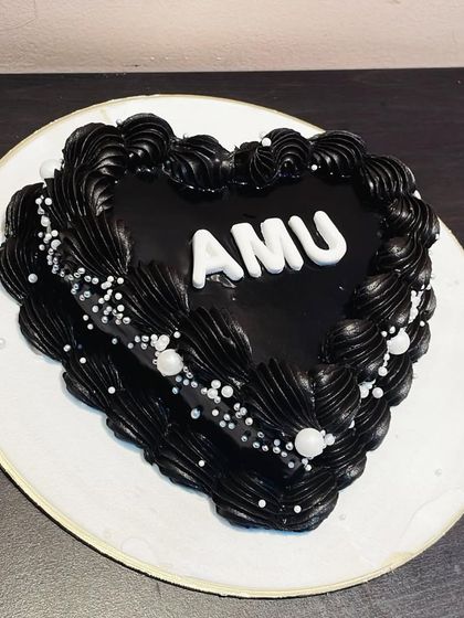 A personalized version of our black heart cake. The glossy finish and custom name make it a unique and memorable celebration cake.