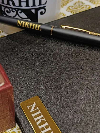 A personalized pen and diary set, a classic and useful gift to celebrate a first salary or any new beginning. The name is elegantly engraved on both items.