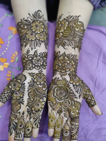 This design features bold, beautiful flowers as the main focus. The negative space around the flowers makes the pattern stand out, creating a very modern and stylish look.