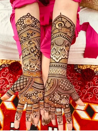 A stunning design featuring large peacock and floral motifs. The use of bold lines and intricate fillers gives this mehendi a very grand and royal feel.