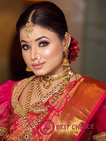 A stunning bridal look in a red saree, complemented by our temple jewellery. The puff sleeves and grand jewellery create a regal look.