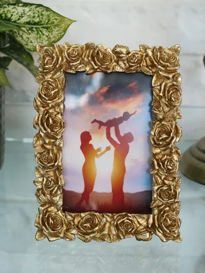 Our ornate photo frame, enveloped in golden roses. This piece does more than hold a memory; it frames it in pure romance and vintage elegance, turning a simple photo into a work of art.