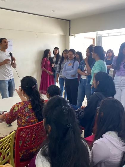 An interactive session during the seminar. It's important for participants to ask questions and feel comfortable with the techniques.