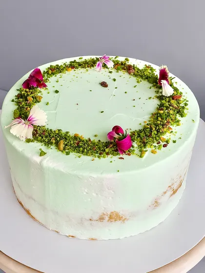 Delicate, crunchy, and dreamy. My Pistachio White Chocolate Naked Cake balances a soft pistachio sponge with a silky pistachio white chocolate ganache and nougatine crunches for a truly luxurious texture.