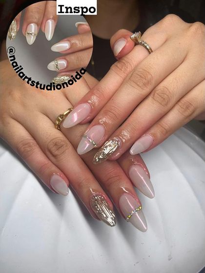 A recreation of an inspiration picture, this set features a nude base with 3D gold chrome and rhinestone line accents.