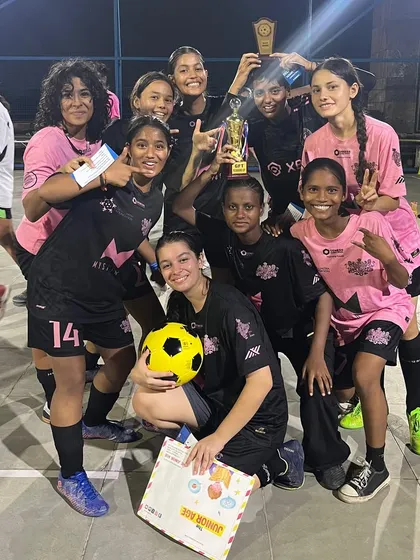 Champions of the 4v4. The Dream Team Women celebrating their victory at the Decathlon tournament.