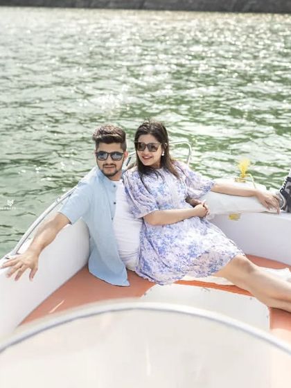 Lounging on the front of the speedboat, this couple enjoys a relaxed moment on Tehri Lake. It’s a perfect example of a casual and fun pre-wedding photo.