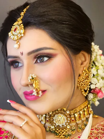 A close-up of an authentic Maharashtrian bridal look. I pay special attention to details like the traditional nath and the perfect eye makeup to complement the entire ensemble, making sure you look stunning from every angle.