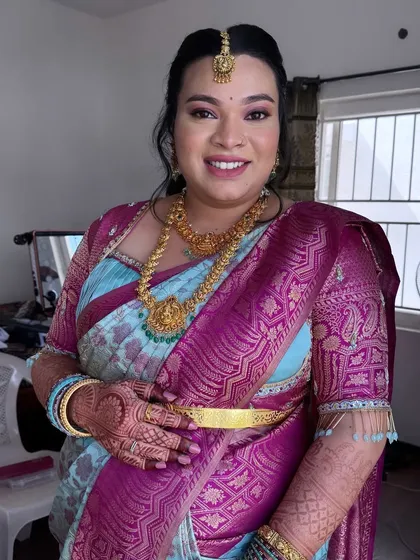 A perfect example of my 'no filter, no edit' promise. For Preethi's baby shower, we went with a radiant and fresh look that photographed beautifully in natural light, highlighting her glow without heavy layers of makeup.