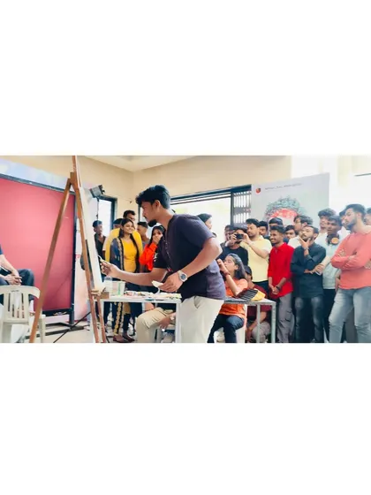 Conducting a live portrait demonstration for the annual art exhibition of Abhinav Kala Mahavidyalaya in Pune.