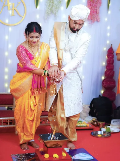 The couple participates in a traditional fire ritual, a central part of the Maharashtrian wedding ceremony. I ensure these significant moments are captured with reverence.