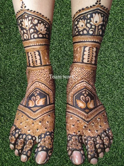 A beautiful bridal foot design with swan motifs, symbolizing grace and love.