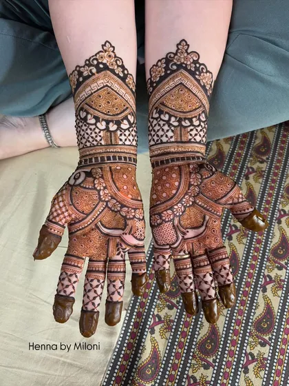 A classic design with a focus on bull motifs. The surrounding patterns are a mix of geometric and check designs.