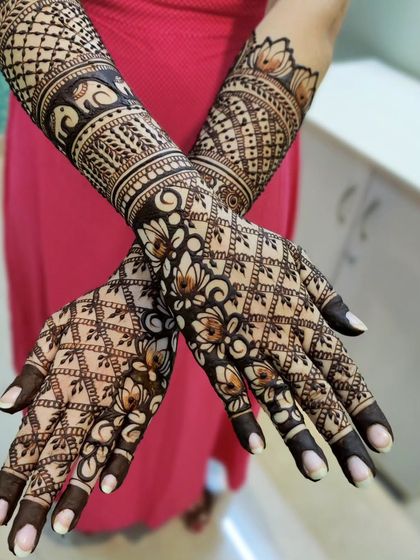 A lovely jaal (net) pattern for Harshita's baby shower. The design is filled with delicate lotus flowers and a band of elephants, making it both intricate and meaningful.