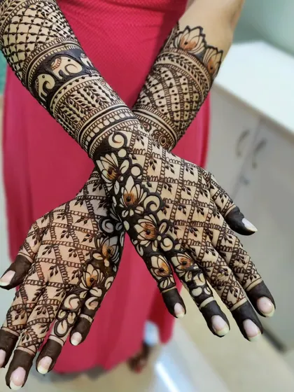 A lovely jaal (net) pattern for Harshita's baby shower. The design is filled with delicate lotus flowers and a band of elephants, making it both intricate and meaningful.