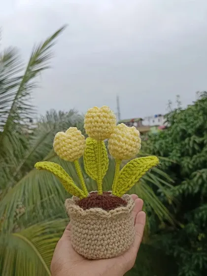Another angle of the three-tulip pot, showing its clean and modern design.