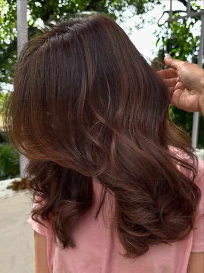 All the way from Nepal for a haircut and highlight refresh. This is a perfect example of a glow-up. I added warmth and brightness back into her hair, creating a seamless blend from roots to ends.