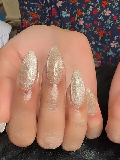 A close-up of the champagne cat eye effect, showing its glittery depth.