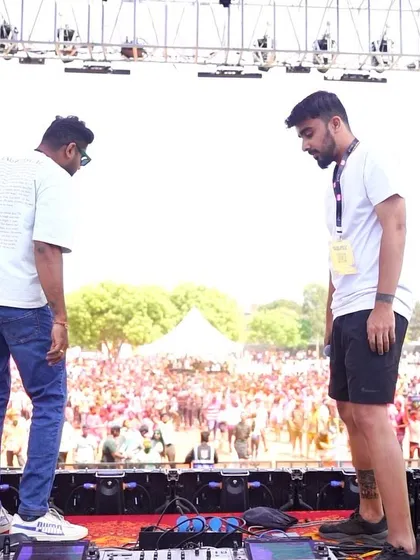 A duplicate of 118, capturing the scale of the Maha Holi festival.