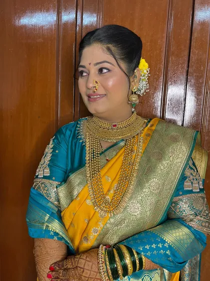 A happy bride on her wedding day. This photo shows the final result of our work, a radiant and confident Maharashtrian bride.