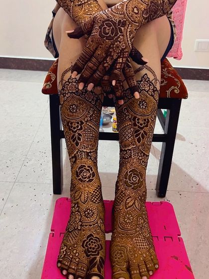 A complete bridal look with heavy, intricate mehendi on both the hands and feet. This is for the bride who wants to be adorned from head to toe.