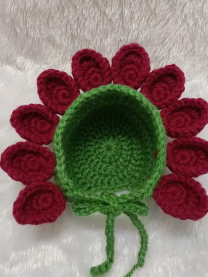 This flower bonnet for a photoshoot was such a refreshing piece to make. The green cap is surrounded by deep red petals, creating a beautiful flower effect.