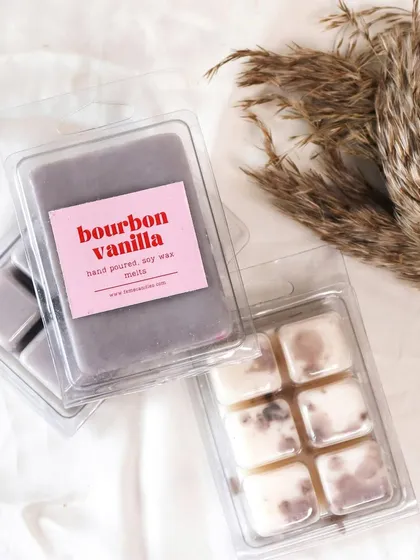 Ensure your house smells divine this festive season with our Bourbon Vanilla wax melts. A warm and comforting scent.