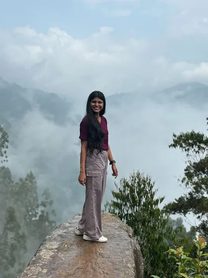 A picture-perfect moment for a traveler at Dolphin Nose, with clouds rolling through the valley below.