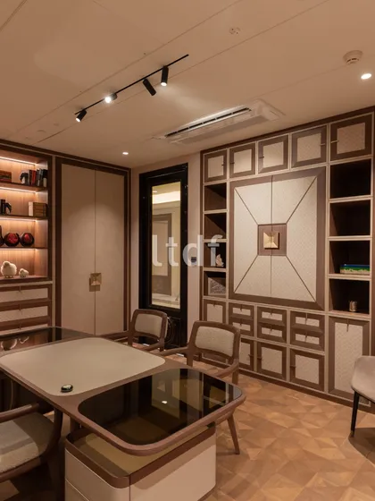 This home study is a space where elegance meets functionality. We designed the custom cabinetry with a mix of open and closed storage, illuminated by warm ambient lighting. Every detail is organized to transform daily routines into luxurious rituals.