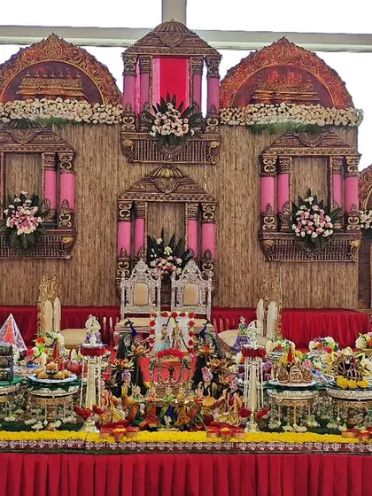 A grand engagement setup with a backdrop inspired by traditional architecture. The plate decoration is elaborate and fills the entire stage, creating a magnificent view.