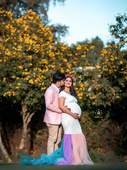 A beautiful maternity shoot in our garden, framed by blooming yellow flowers. Our natural outdoor spaces provide a serene and joyful setting for capturing the special moments of expecting parents.