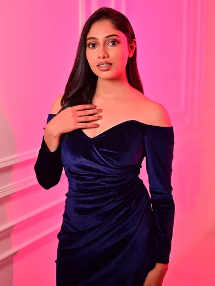 A soft glam look for a studio photoshoot. The deep blue velvet dress is complemented by a subtle smoky eye and a nude lip, creating an elegant and modern vibe.